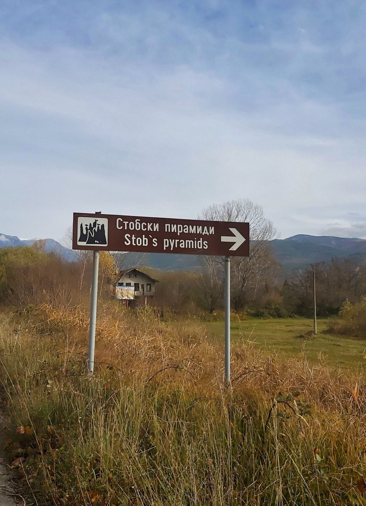 cesta k pyramidám u obce Stob