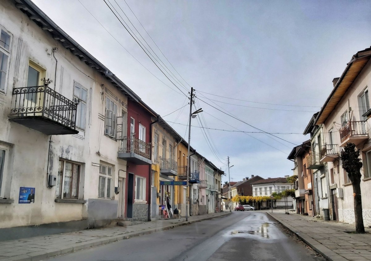 cesta k pyramidám u obce Stob