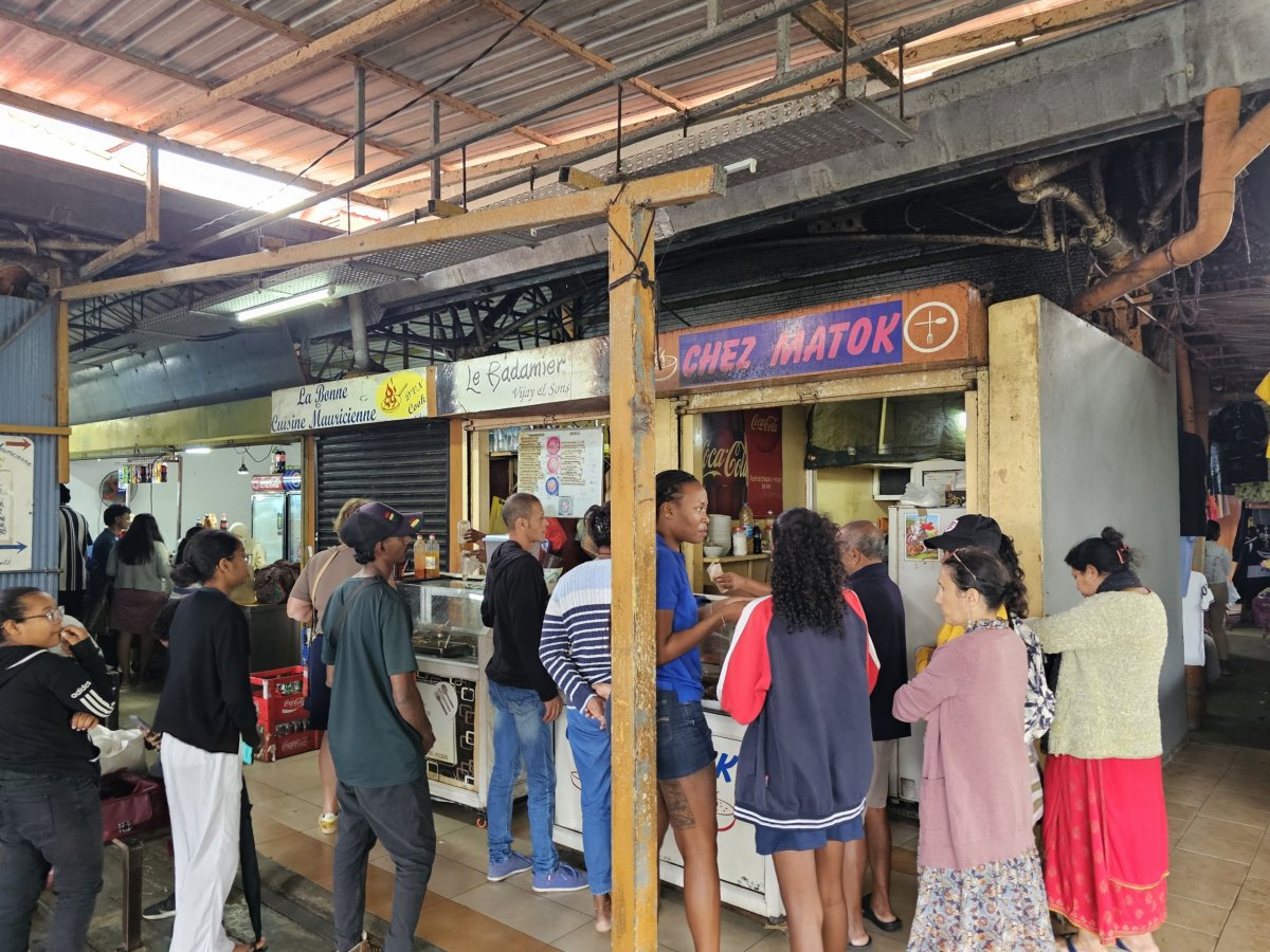 Tržnice v Central Flacq, stánky s jídlem