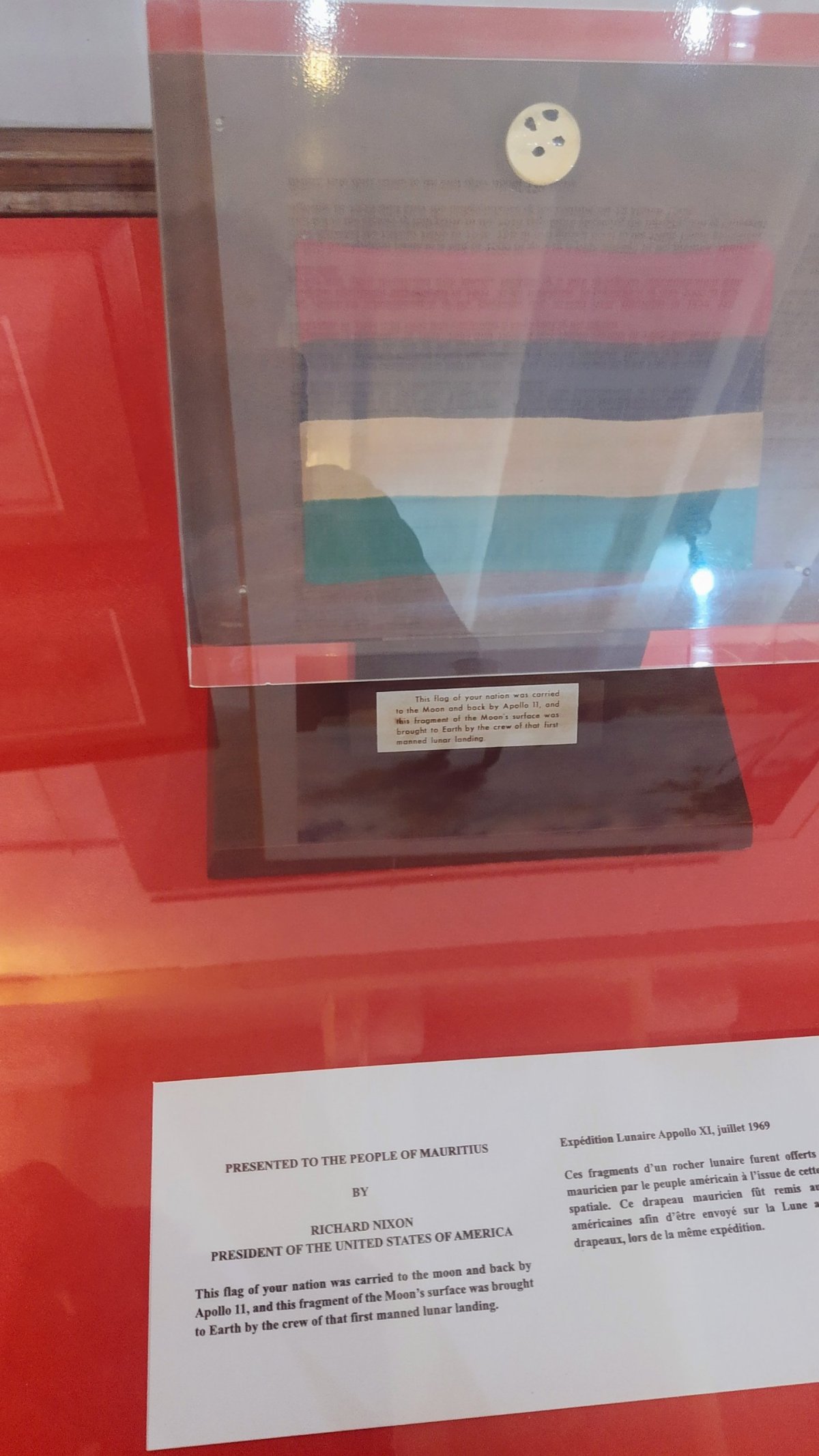 Kus Měsíce, dar přítele Nixona