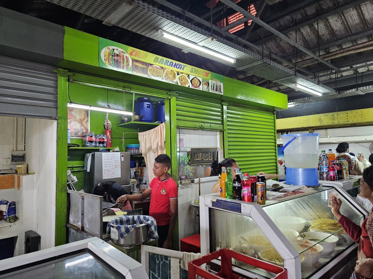 Tržnice v Central Flacq, stánky s jídlem