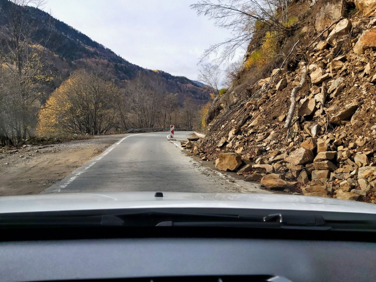 cesta k pyramidám u obce Stob