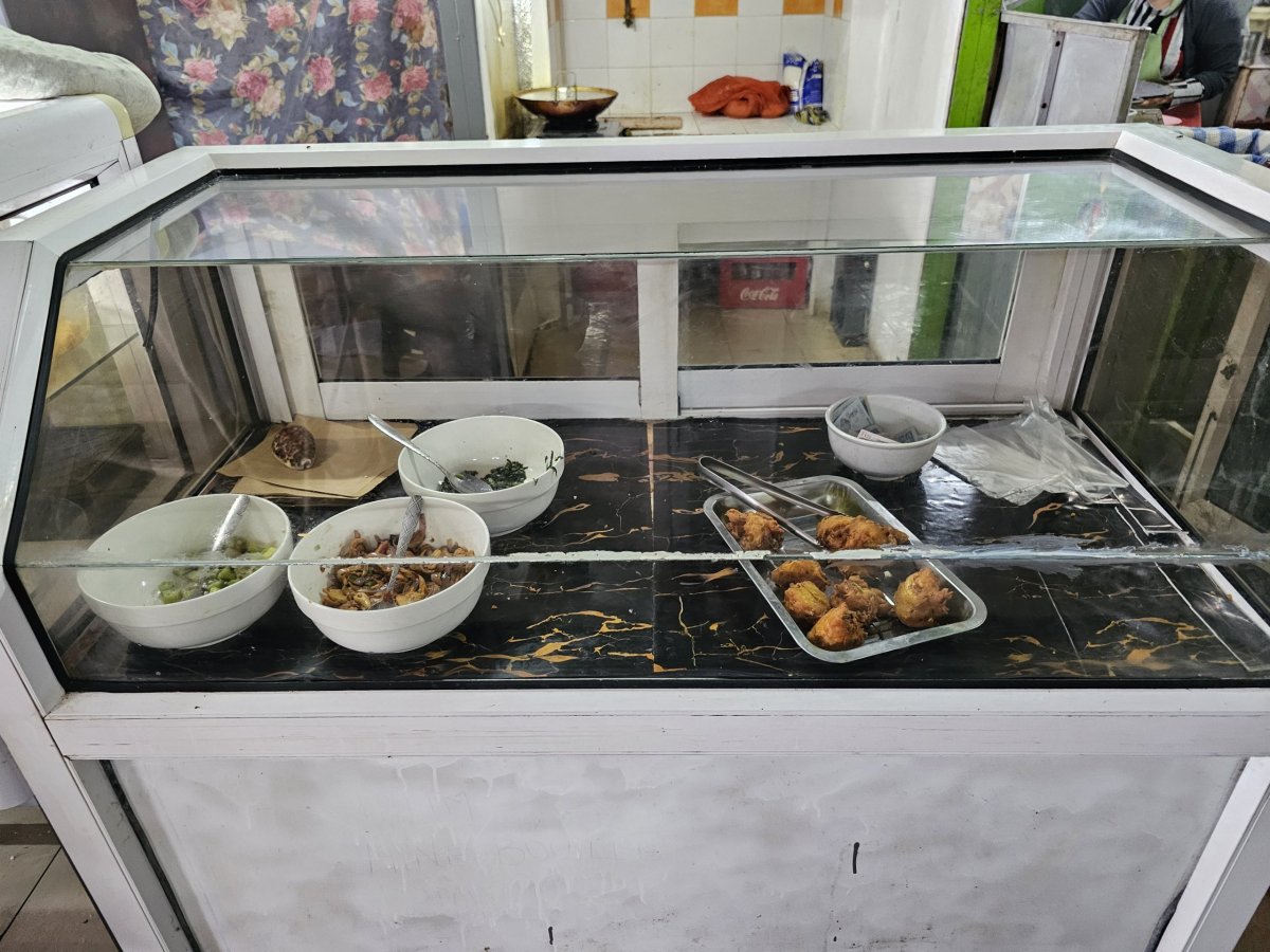 Tržnice v Central Flacq, stánky s jídlem