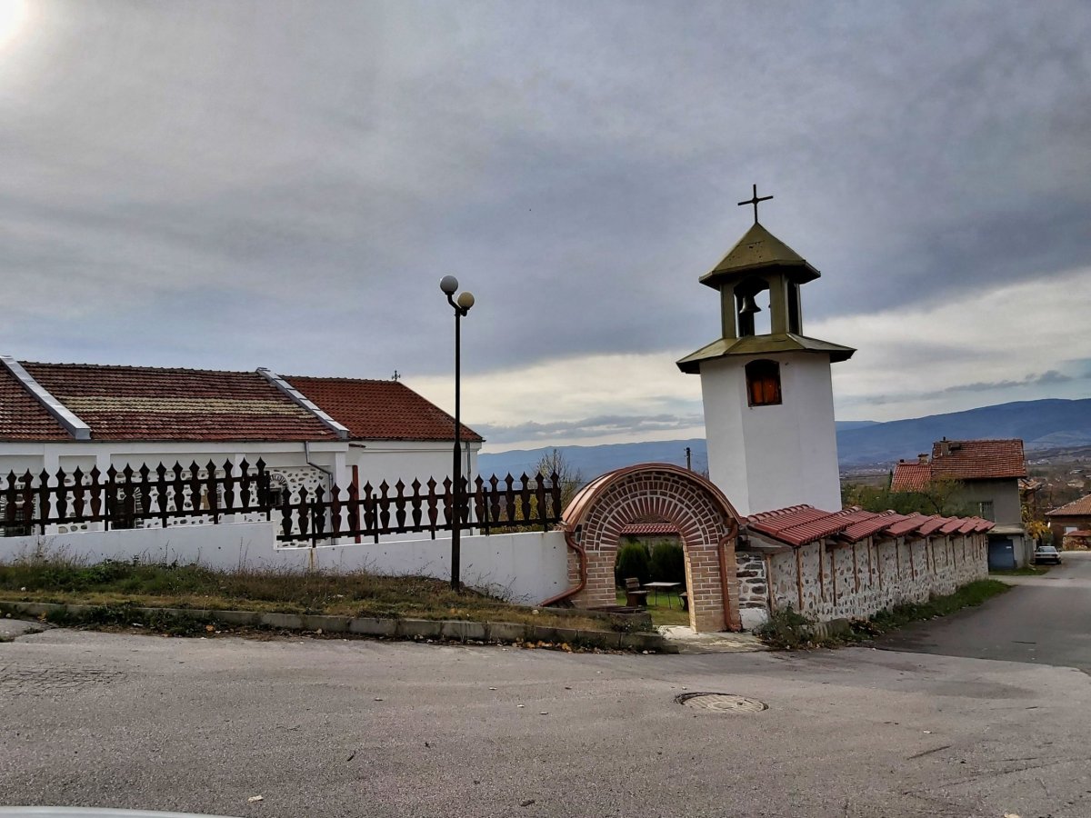 úžasnej kostelík u parkoviště