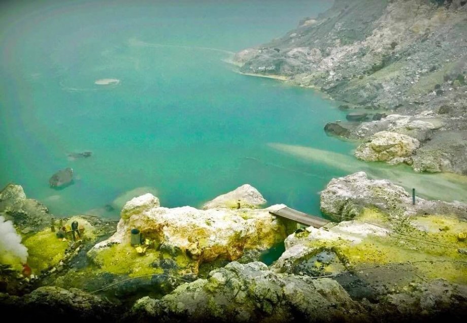 Sopka Ijen - jezero na dně kráteru