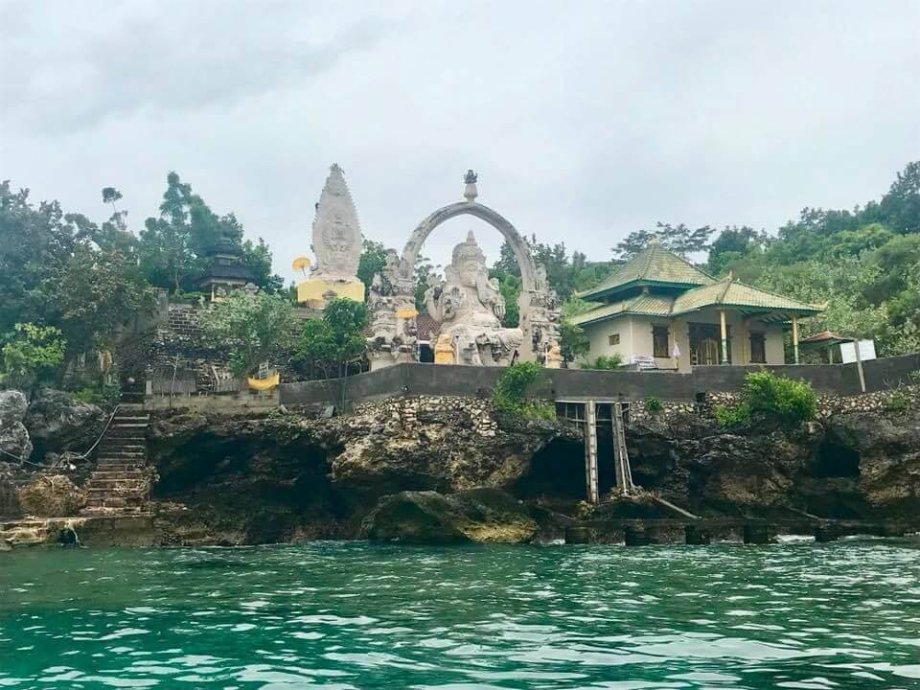 Menjangan Island z lodi