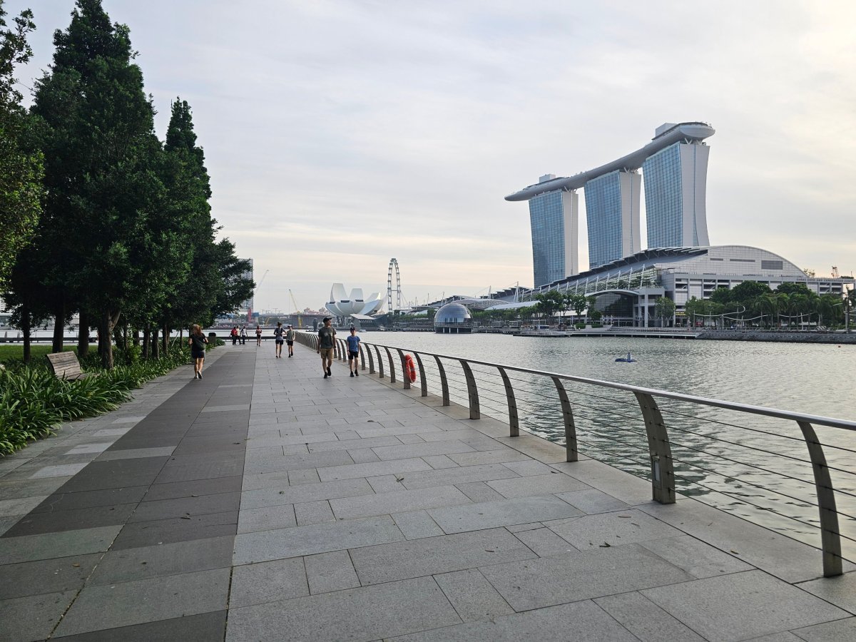 Promenáda podél Marina Bay