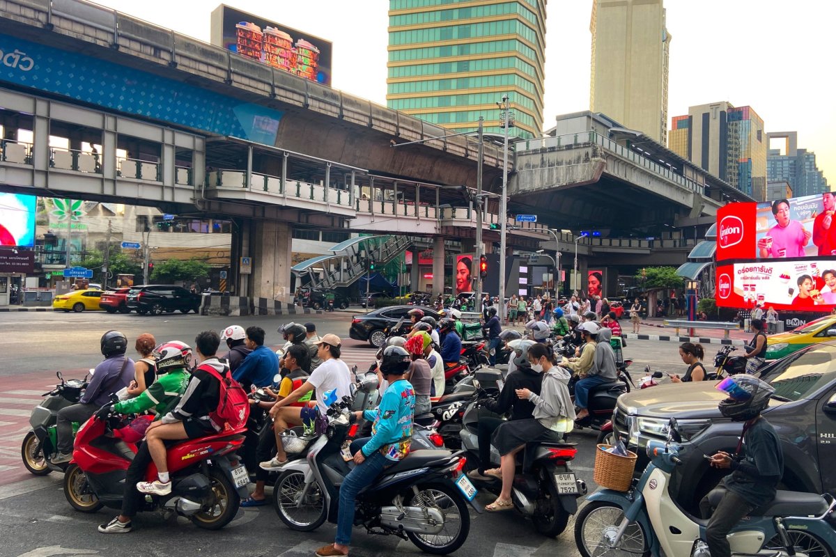 Mopedový gang na křižovatce