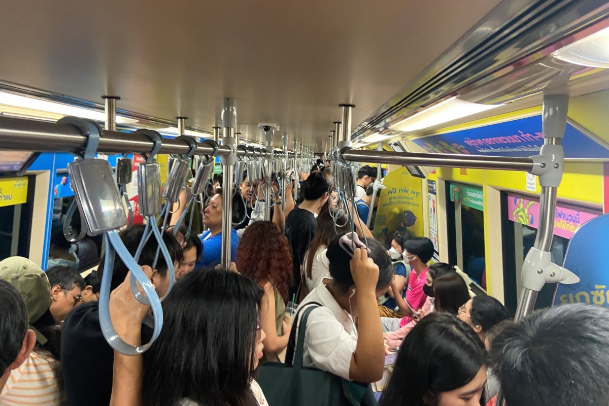 Cesta metrem ve špičce