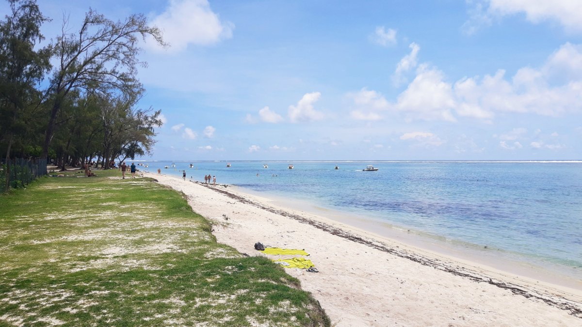 A bílá pláž pod ní