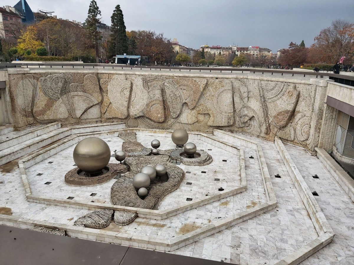 ..úžasná fontána před National Palace of Culture