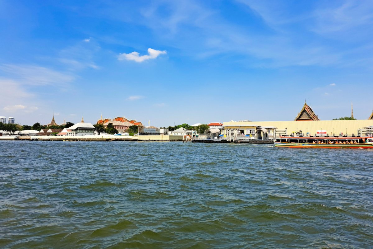 Cesta lodí k Wat Arun