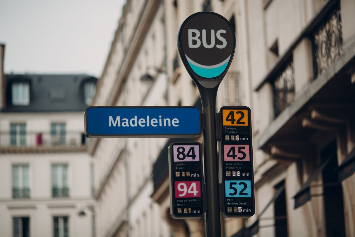 Autobusová zastávka v Paříži