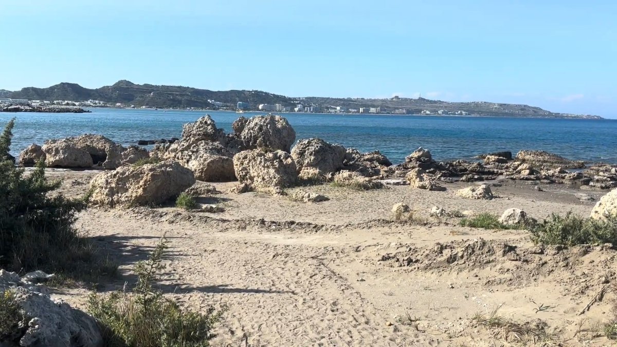 Faliraki - místo na konci pláže oddělené kameny, kde se dělají obřady