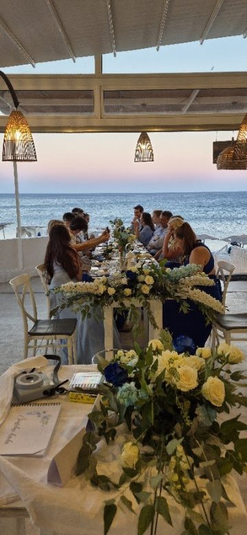 Stoly s květinami, které se přesunuly z místa obřadu