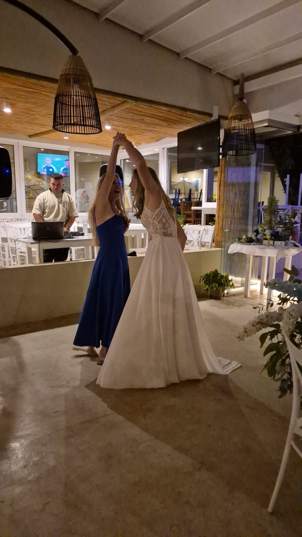 Nejdříve jsme měli v taverně přímo vyhrazený prostor na tančení