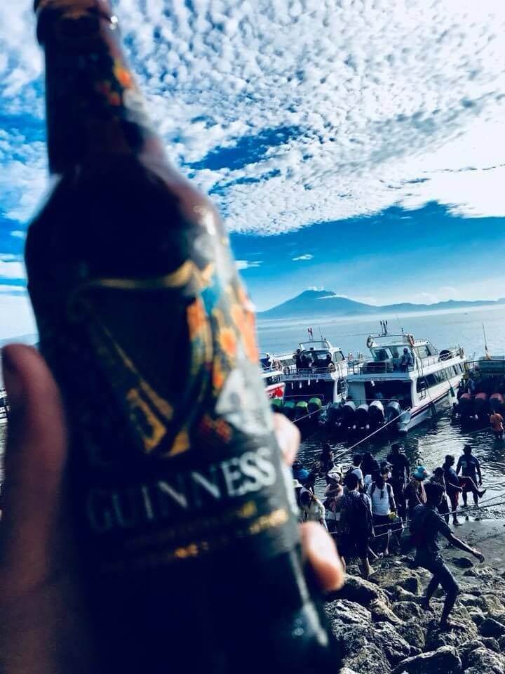 Indonésský Guines - jak jinak - v pozadí Agung