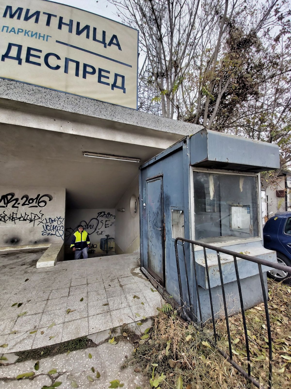 podchod, za nímž nás čeká náš cíl - hřbitov..