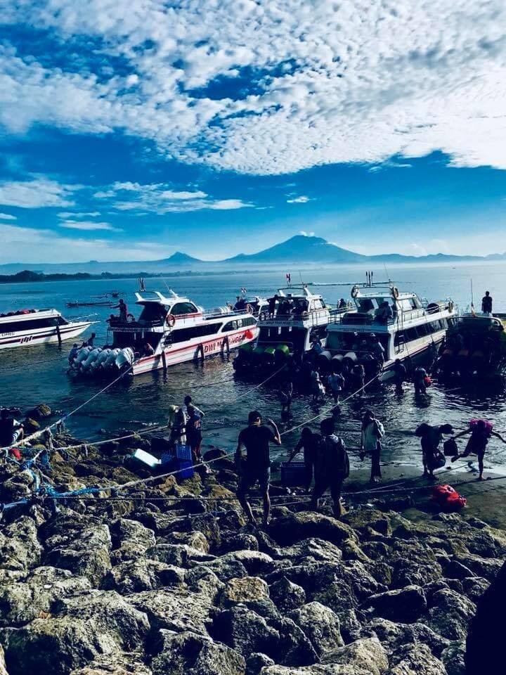 Přístav a nalodění na Lembonganu směr Sanur