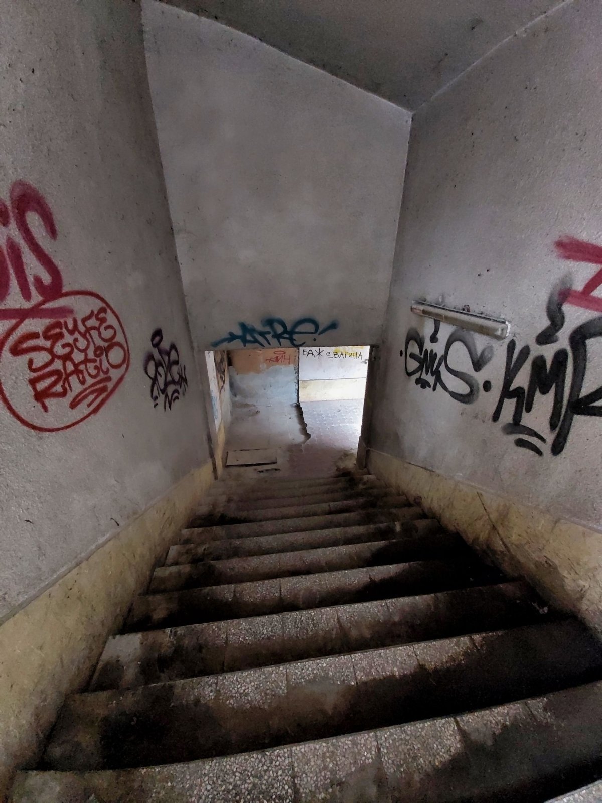 podchod, za nímž nás čeká náš cíl - hřbitov