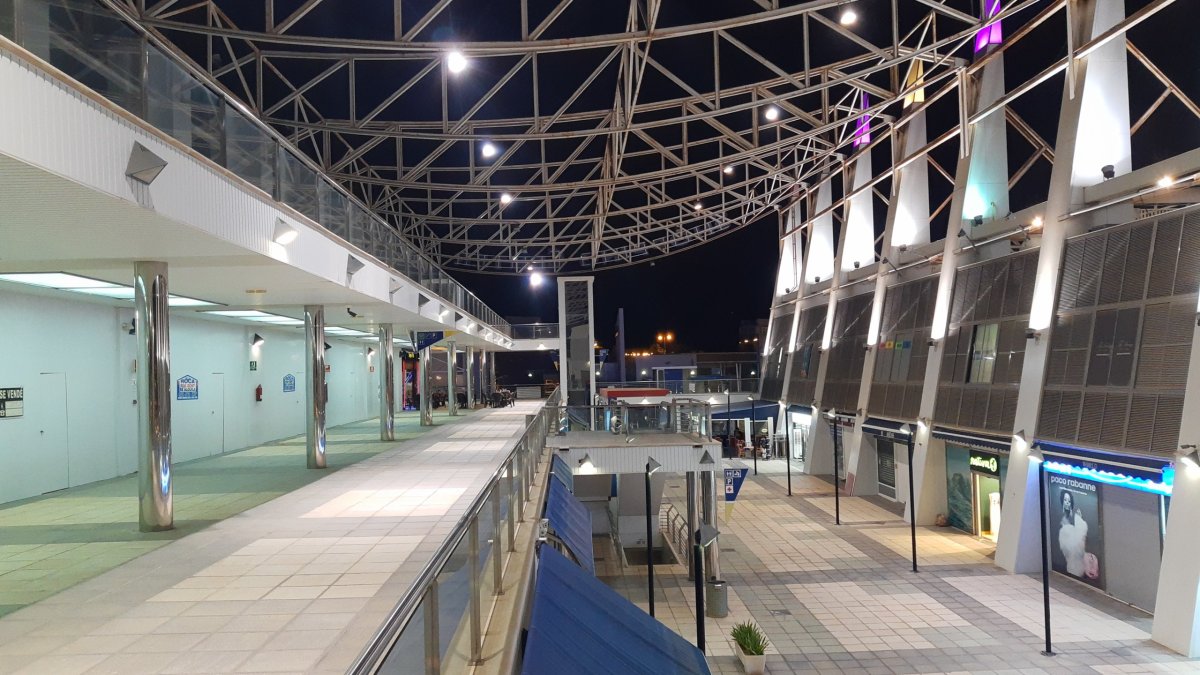 Prázdný obchodní komplex