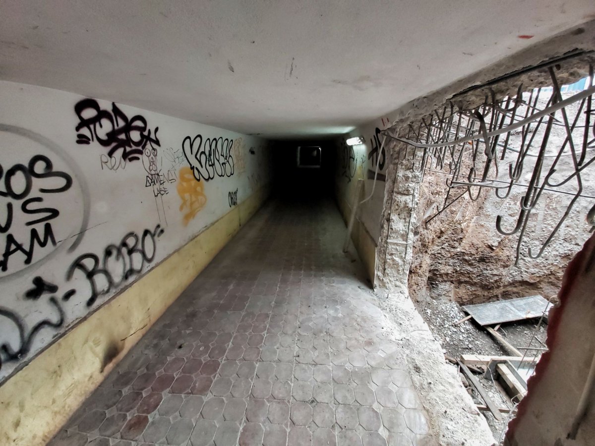 podchod, za nímž nás čeká náš cíl - hřbitov