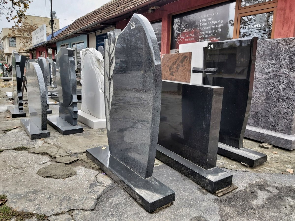 cestou si můžete vybrat budoucí náhrobní kámen, nabídka pestrá