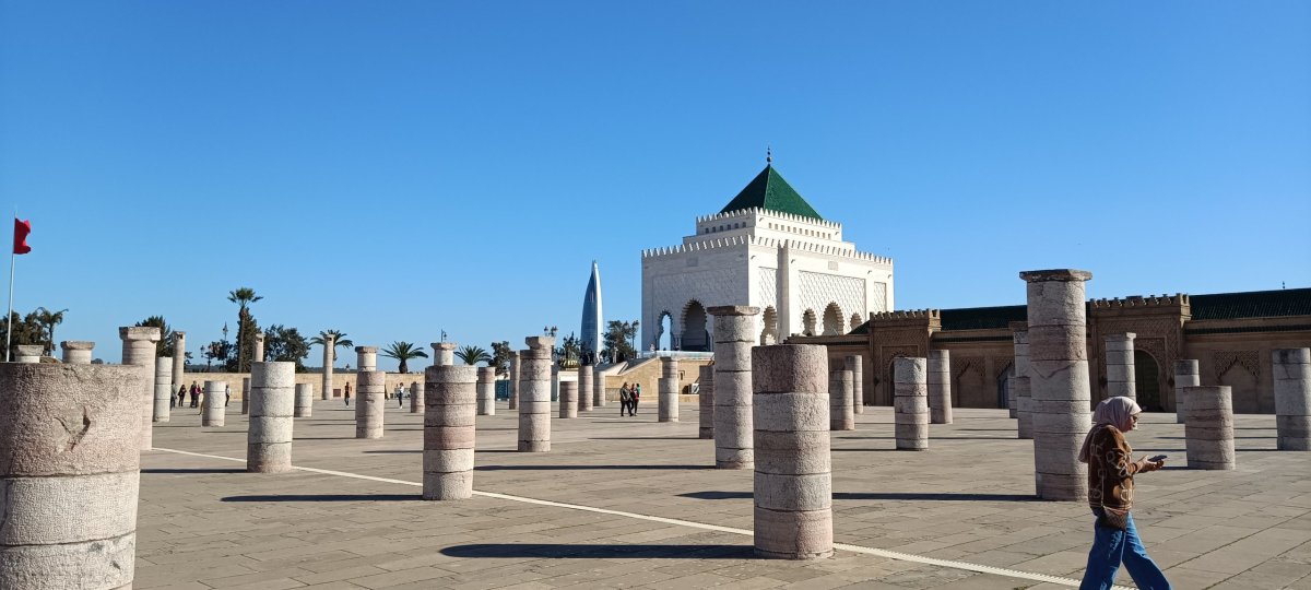 Mauzoleum a základy mešity