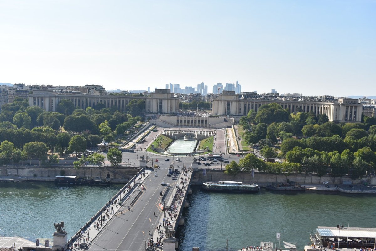 Výhled na Trocadéro, v pozadí La Défense