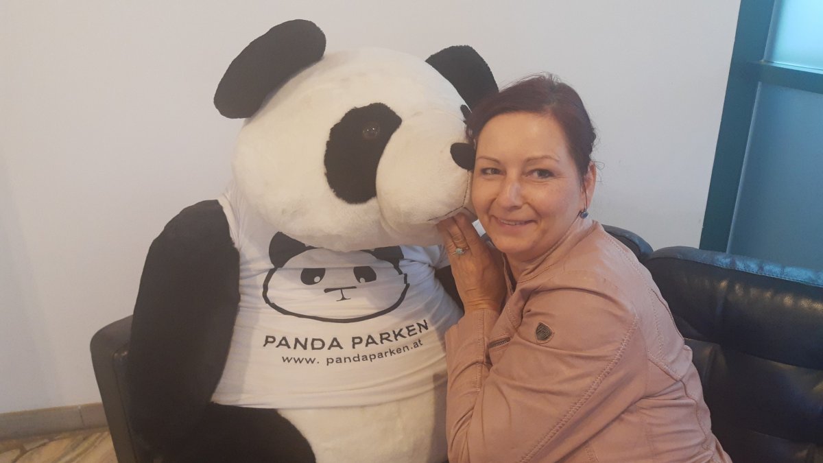 Maskot parkoviště (vlevo)