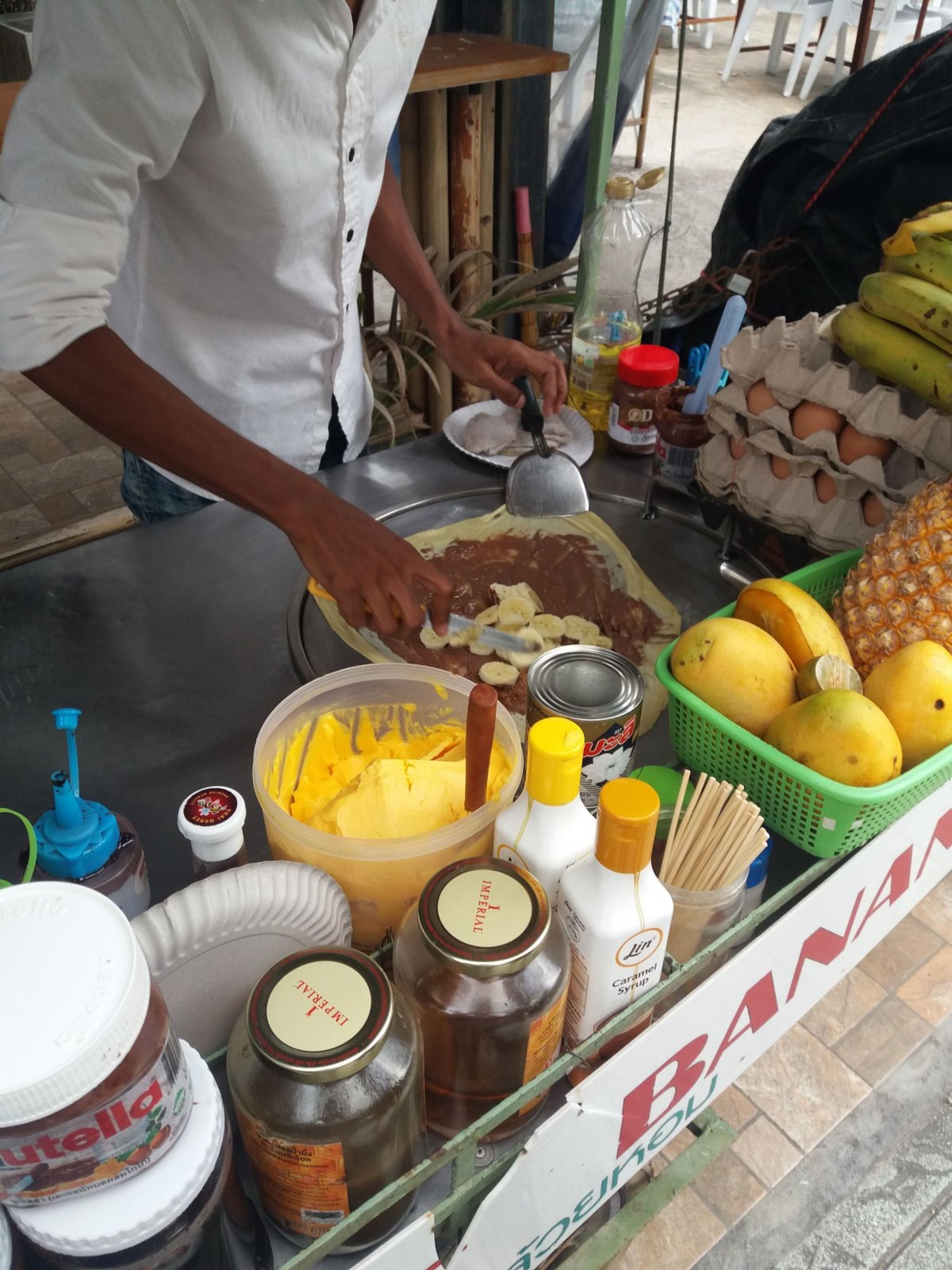 Smažená palačinka s banáne, nutelou a kokosovým mlékem