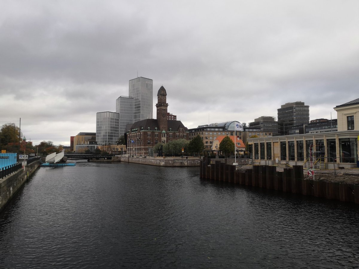 Námořní univerzita, za ní hotel Clarion