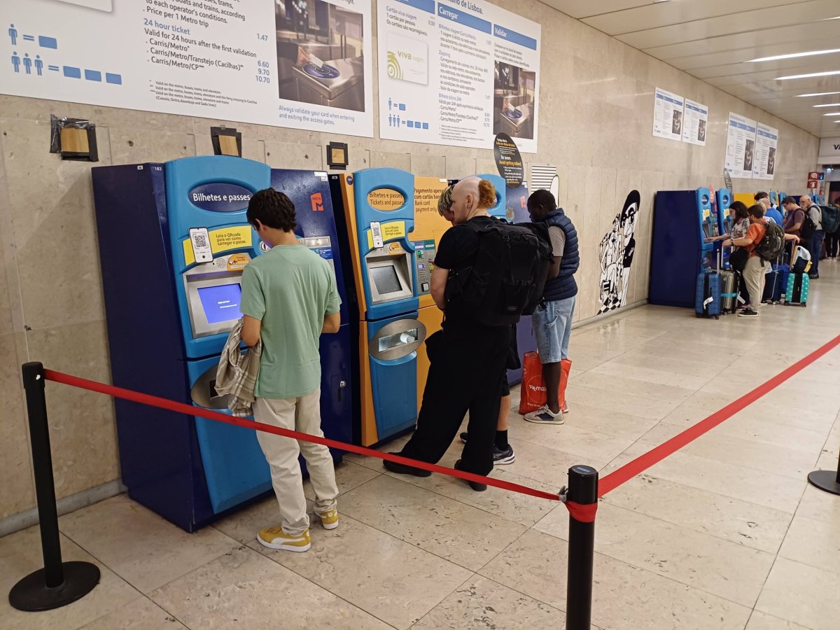 MHD automat u stanice metra na letišti