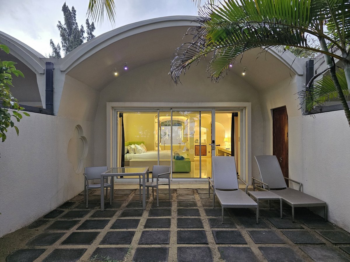 Venkovní posezení před pokojem