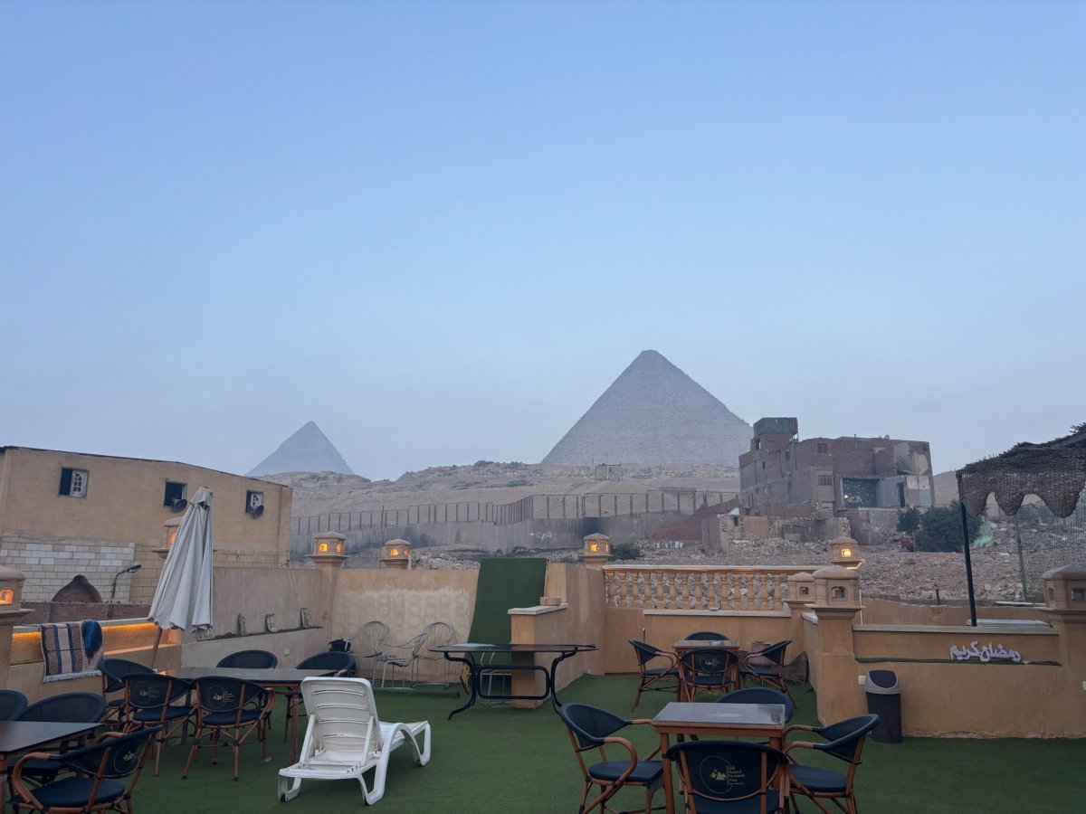 Okolí přípomíná spíš Gazu než Gízu