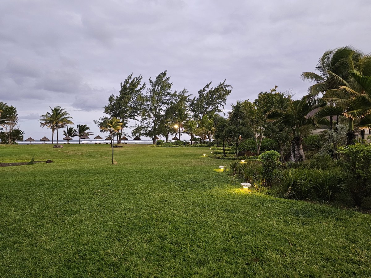 Park mezi pokoji a pláží