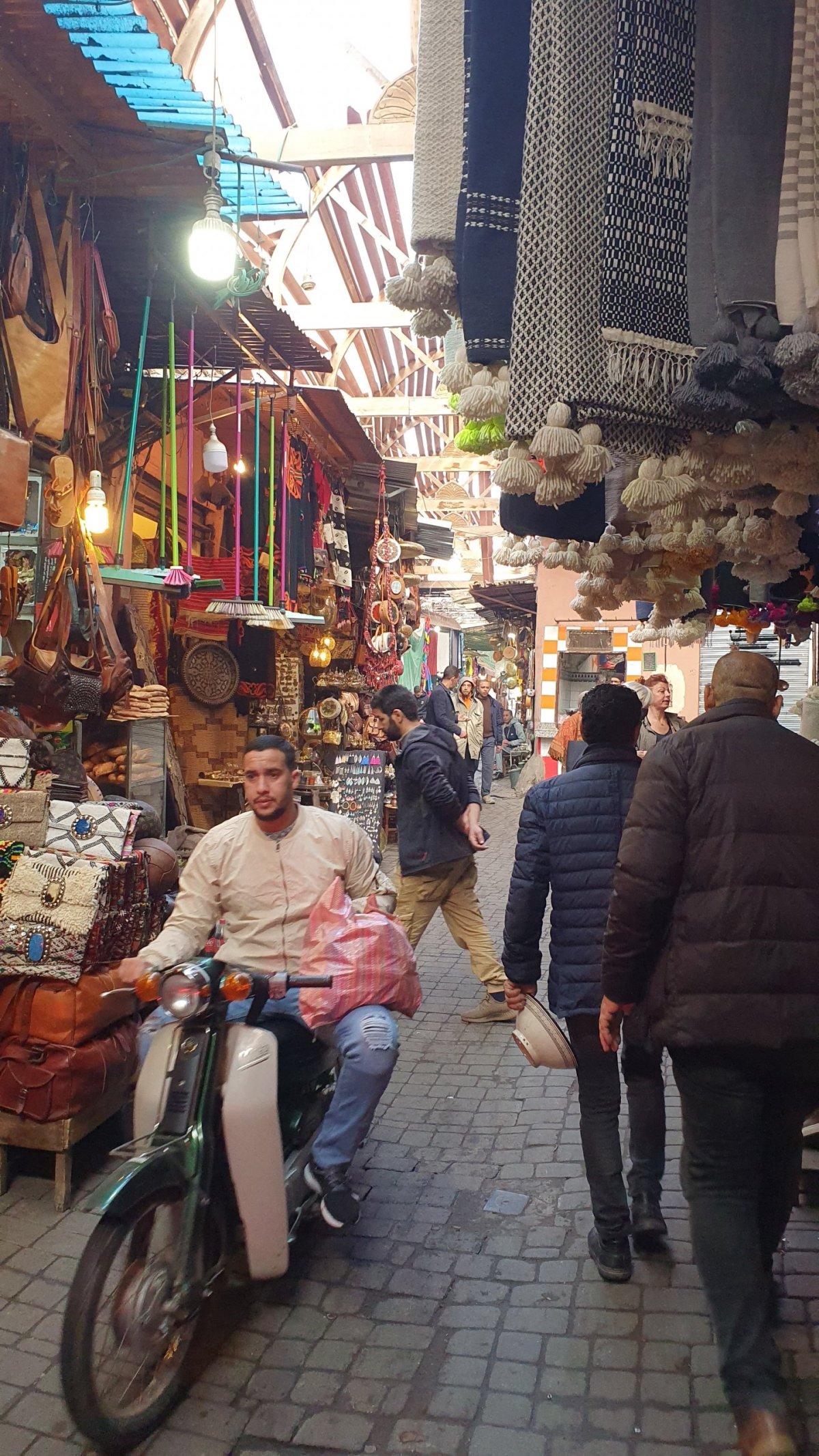 Ulička mediny v blízkosti náměstí Džamá al-Fna, plná obchůdků cílených na turisty.
