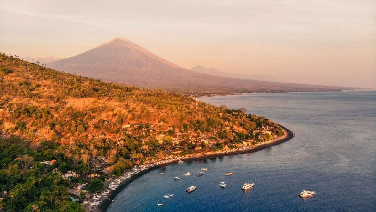 Východní pobřeží Bali vévodí sopka Agung, v jejímž stínu se nacházejí městečka Amed či Tulamben. Právě nedaleko odsud skončila c