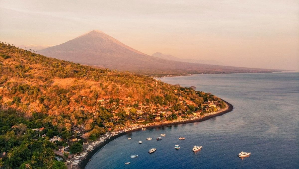 Východní pobřeží Bali vévodí sopka Agung, v jejímž stínu se nacházejí městečka Amed či Tulamben. Právě nedaleko odsud skončila c