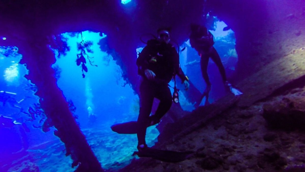 Uvnitř vraku USAT Liberty. Překvapivě velká místnost nepůsobí moc klaustrofóbně, ale dostat se sem malým otvorem byl zážitek.