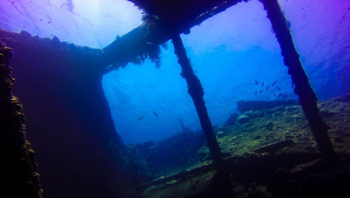 Uvnitř vraku USAT Liberty. Překvapivě velká místnost nepůsobí moc klaustrofóbně, ale dostat se sem malým otvorem byl zážitek.