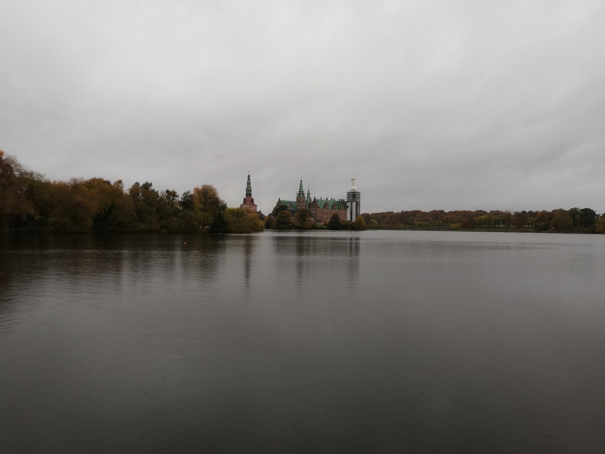 Zámek Frederiksborg z dálky