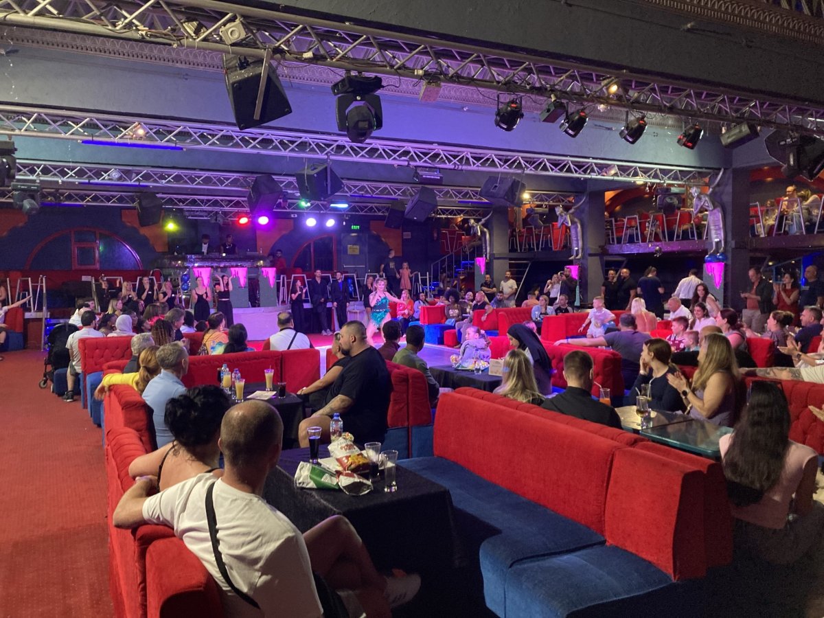 Do 22 animační program, pak klub.