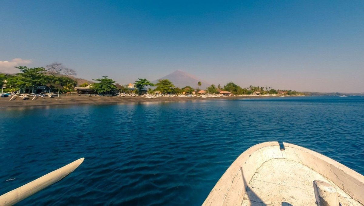 Agung je ideální orientační bod, ať se na pobřeží Tulambenu vydáte kamkoli. Pořád je vidět.
