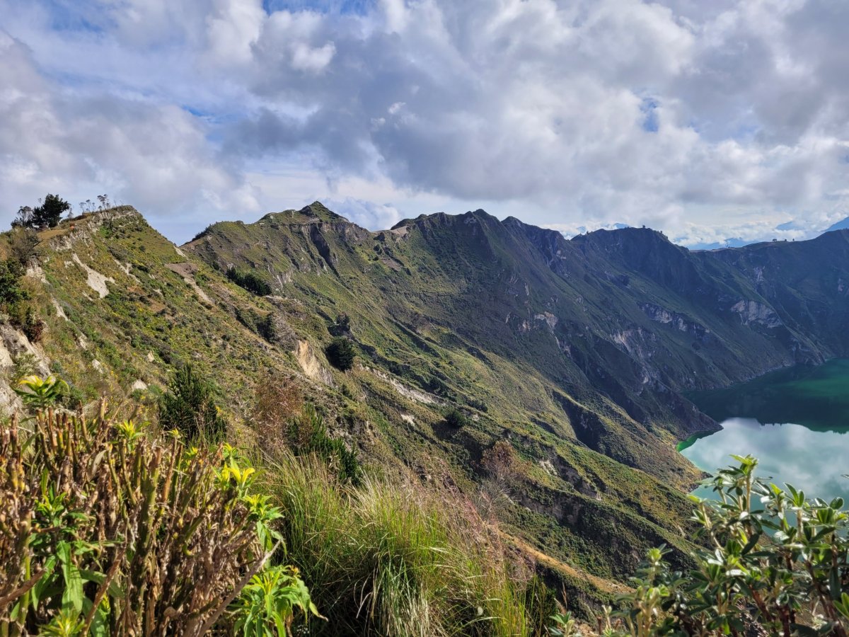 Cesta po obvodu kráteru