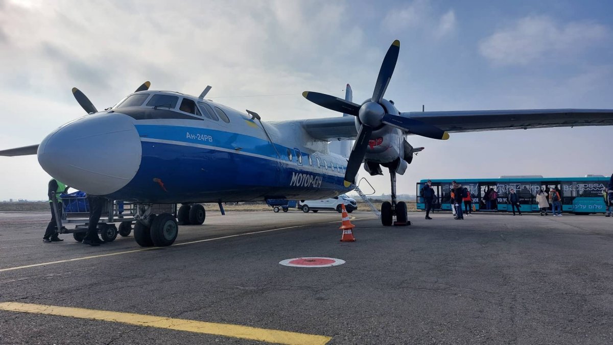 An-24 - vyprošená fotka u security... :-)