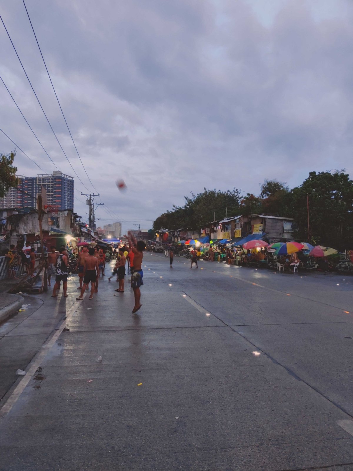 Streetlife u přístavu v Cebu. Jediná ulice, kdy jsme se bezpečně necítili, ale důvod k tomu nebyl
