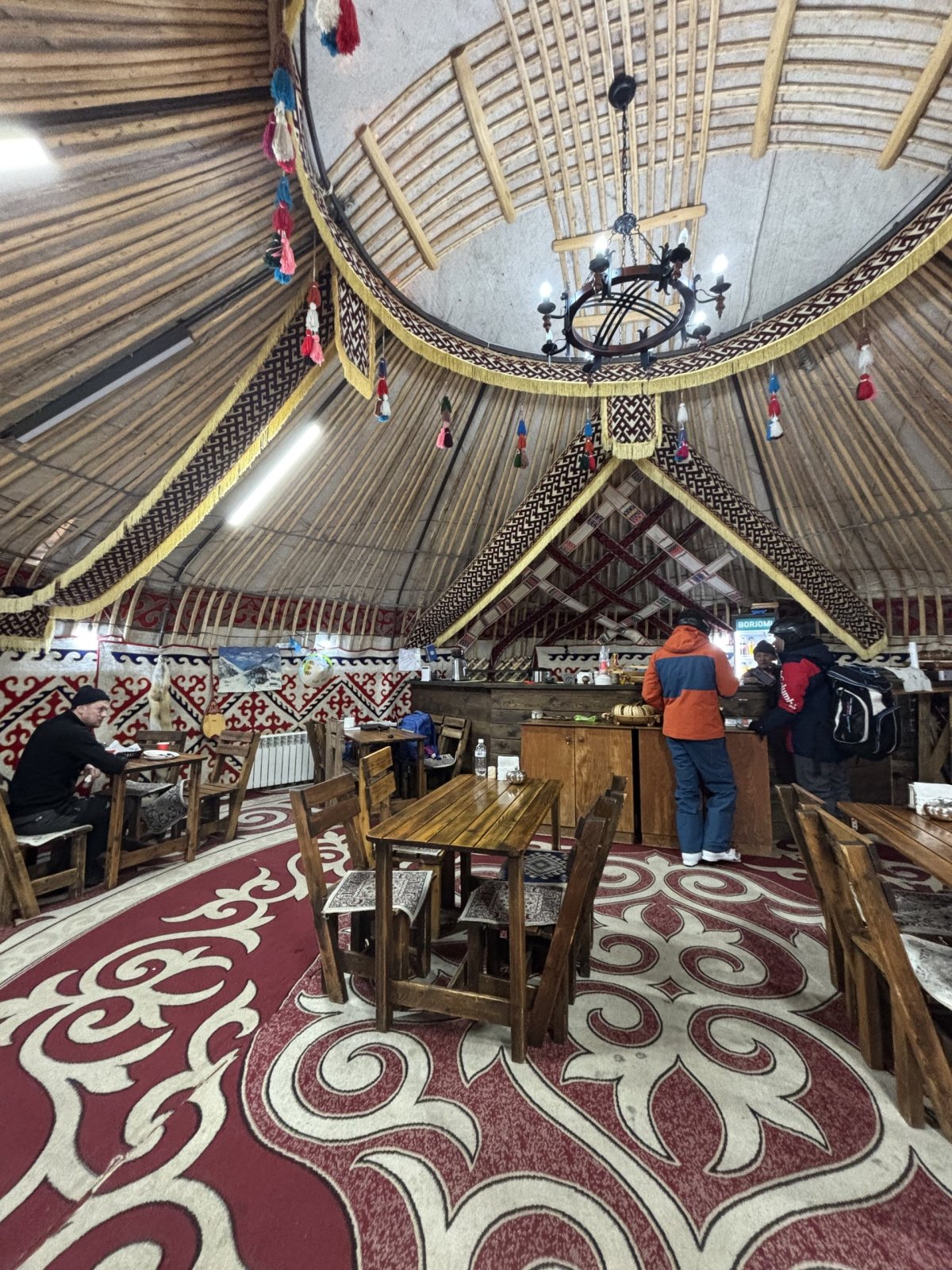 Jurta s recepcí a restaurací