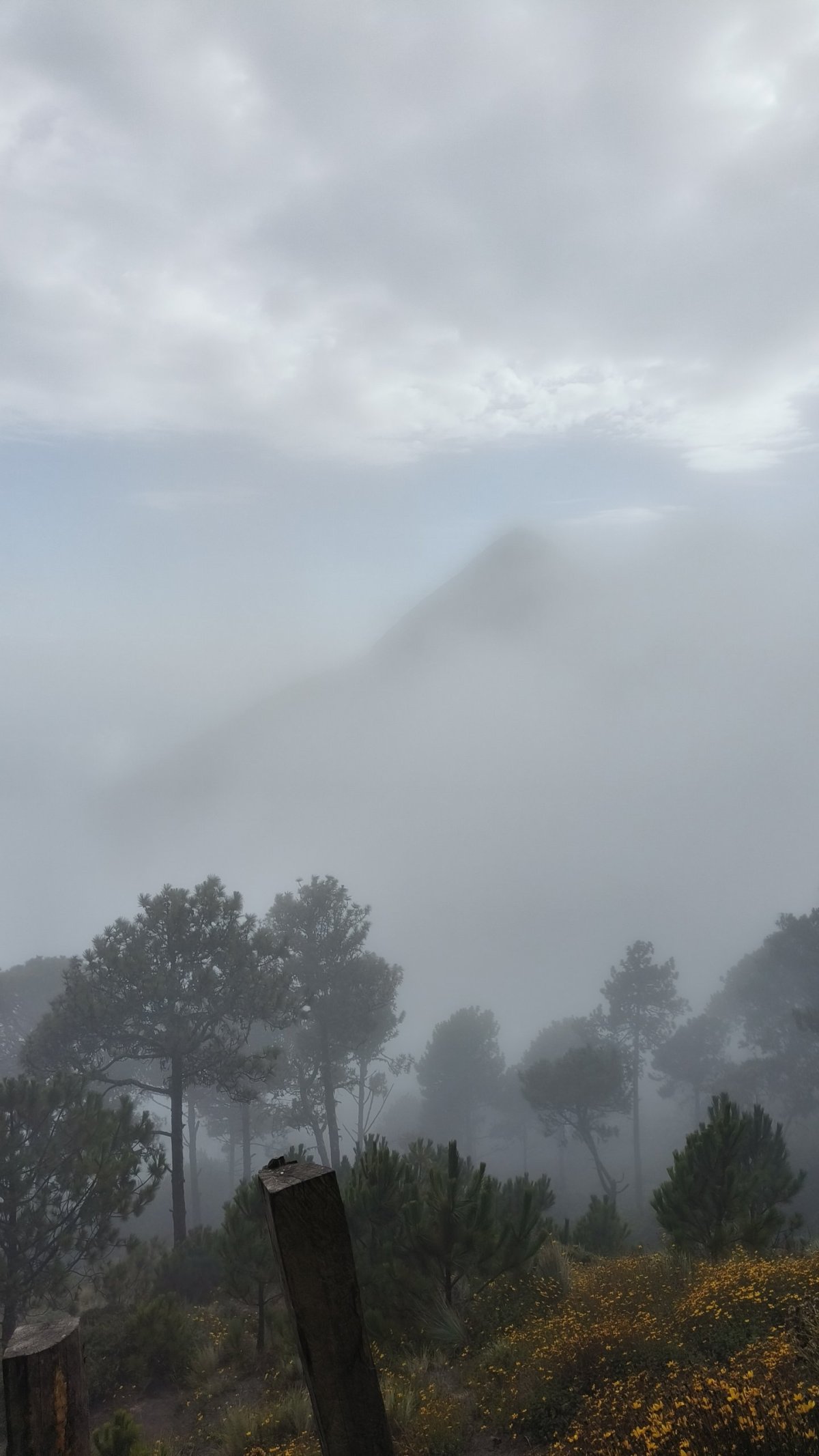 V základním táboře, pohled na zahalené Fuego