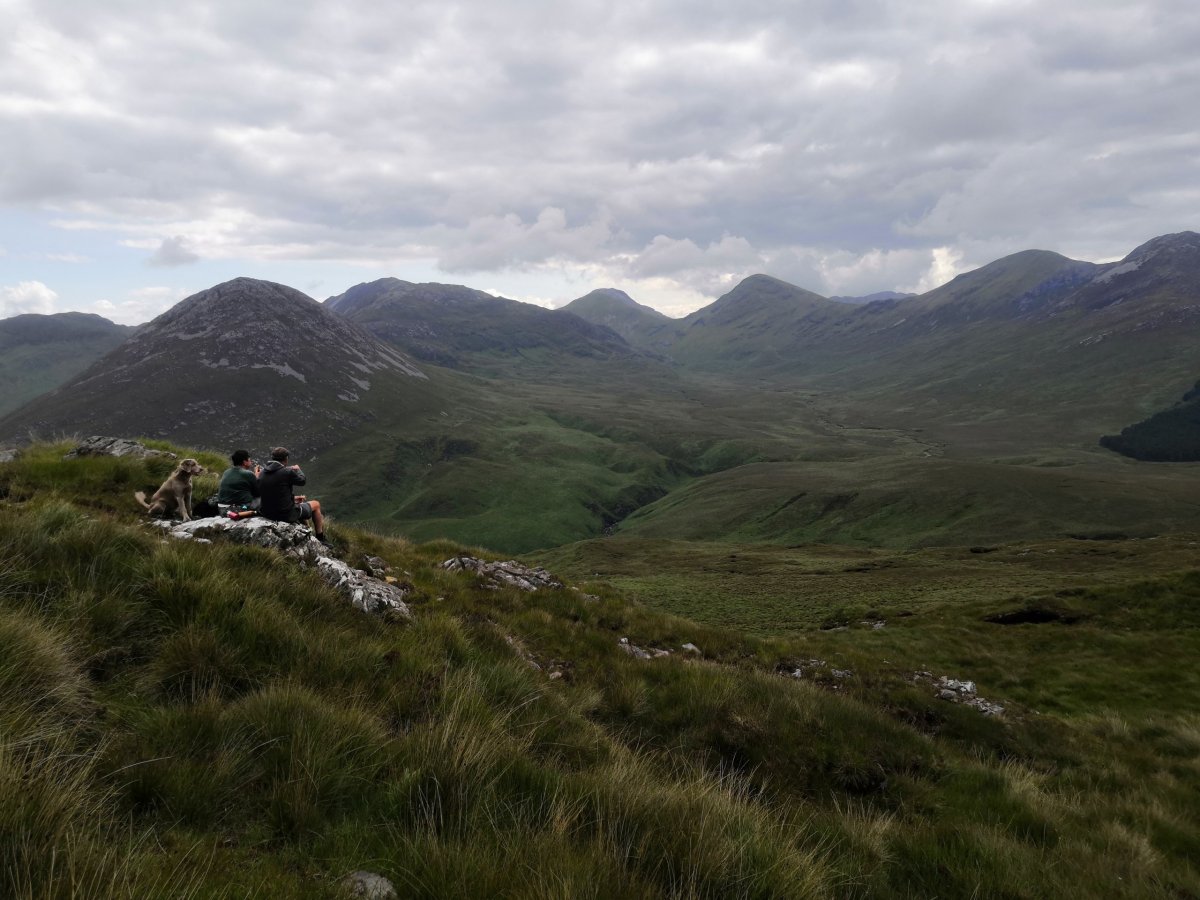 Párek turistů při svačince s výhledem